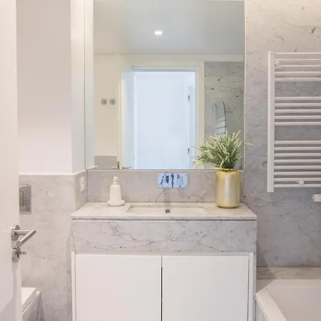 Apartment Plum Guide - The Atlantic Lisbon
